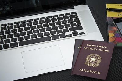 4 passi per spedire il passaporto all'estero
